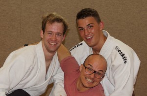 Tobi und Lennart freuen sich mit Coach Christopher