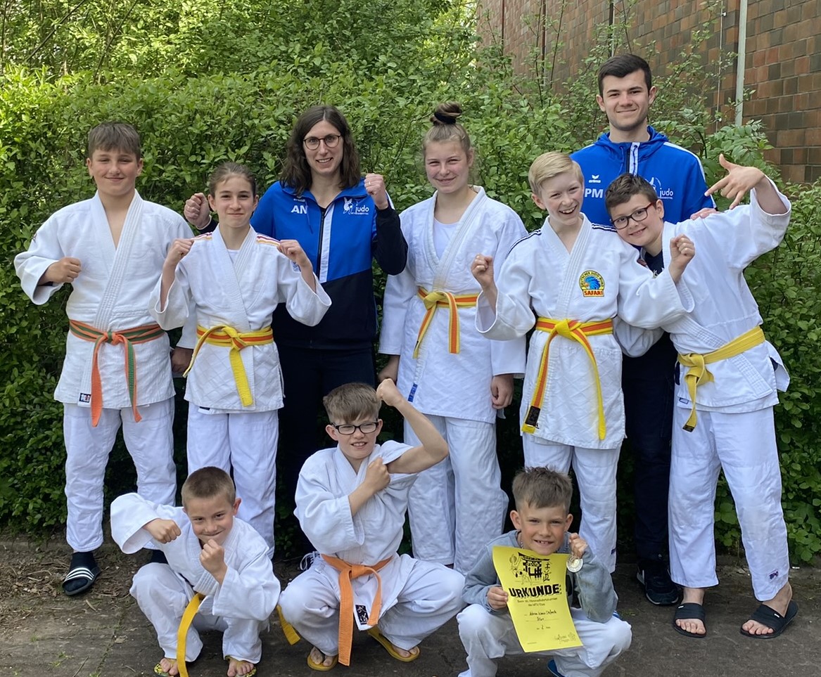 Unsere erfolgreichen Judoka mit ihren Coaches Anne und Paul: Hinten von links: Elias, Merle,Lia, Richard und Emilian. Vorne von links: Bela-Finian, Marvin und Adrian.